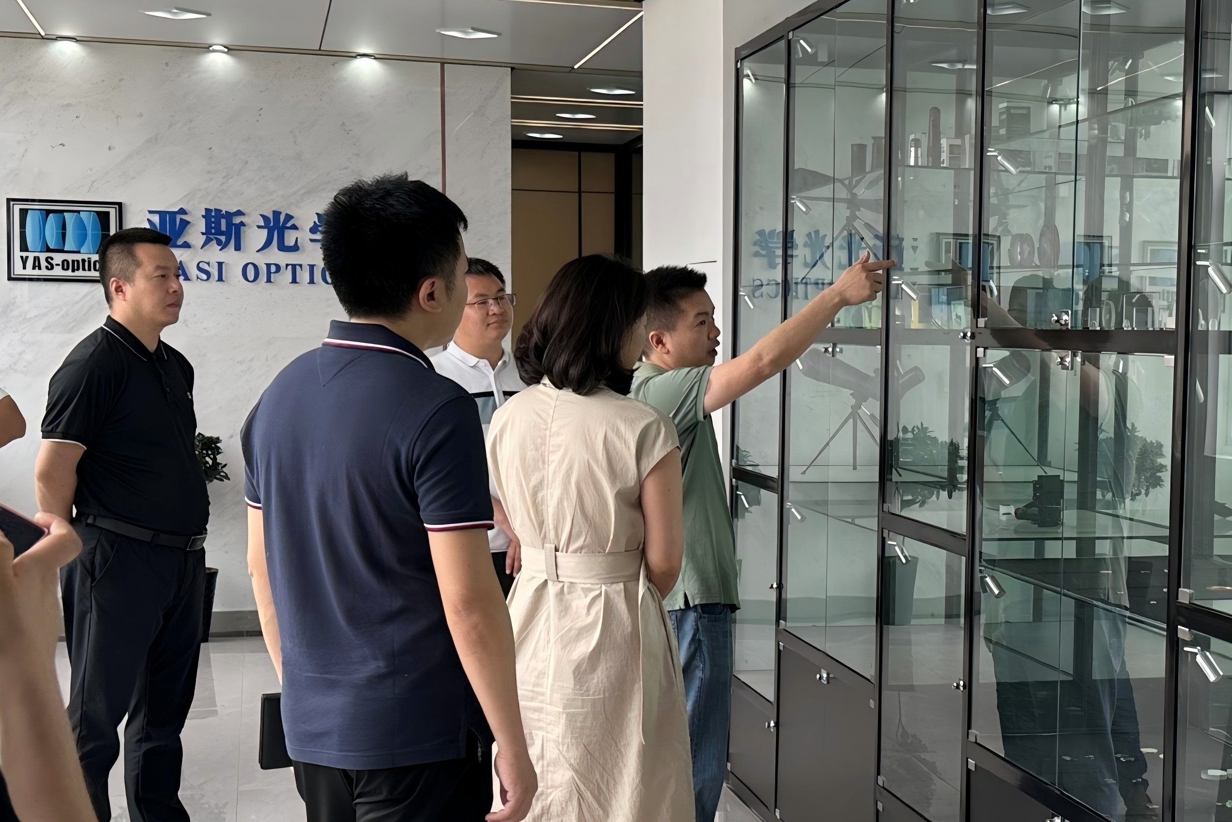 Deyang Municipal Government Delegation Visits Sichuan Yas Optics to Explore Technological Innovation